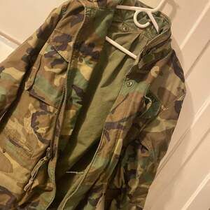 Vintage 1990s Army Woodland Camo Cold Weather Military Field Jacket / Army Green